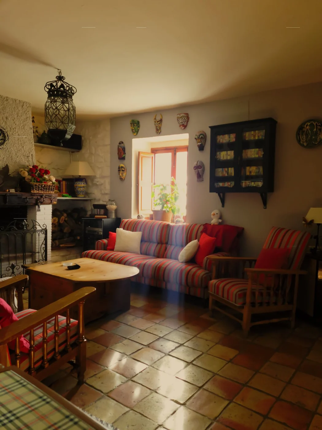 Warm, vintage living room with rustic charm and decor accents in Úbeda.
