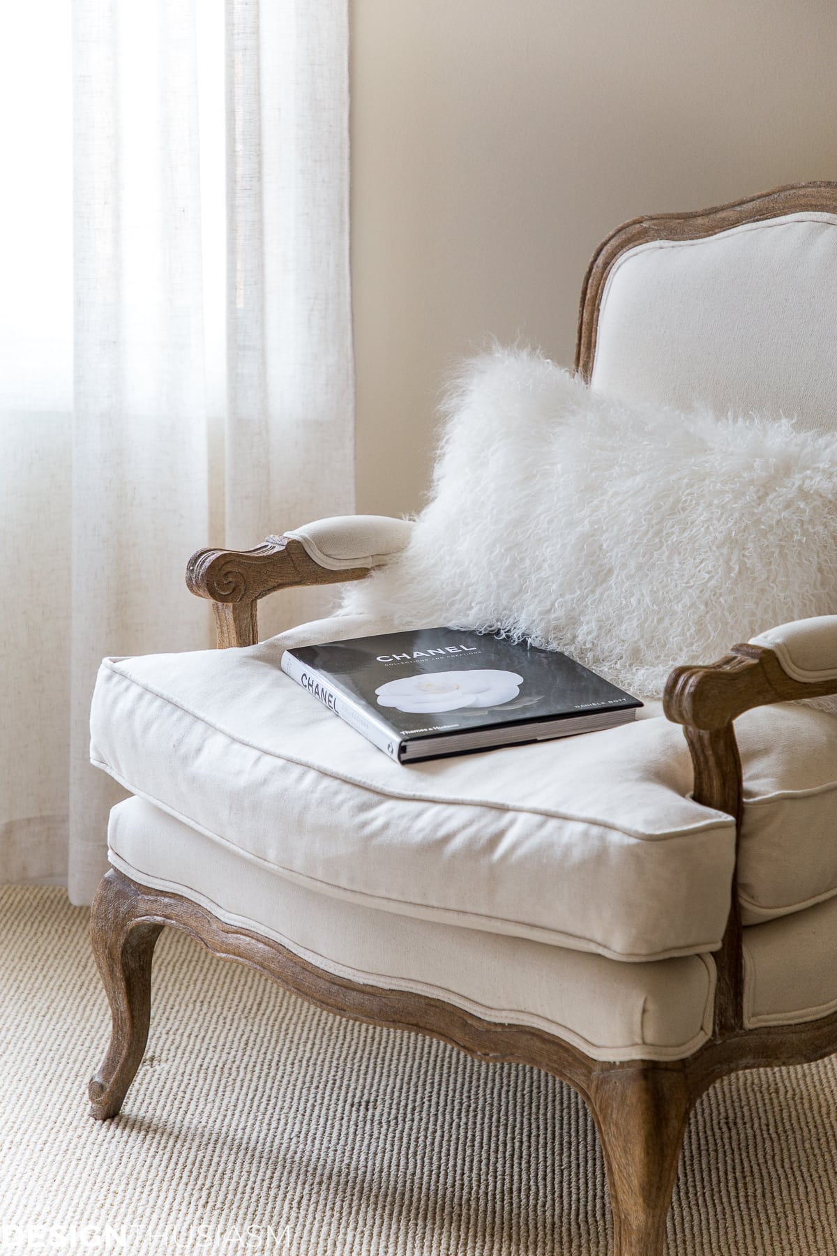 cozy fur pillow and winter decor ideas