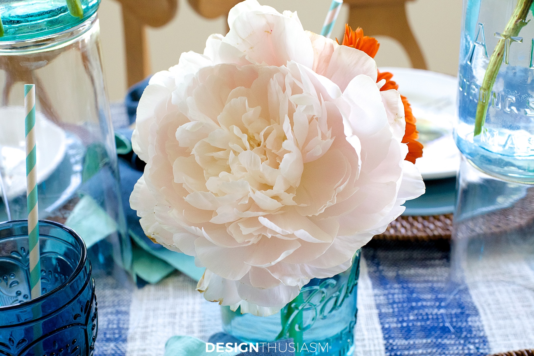 summer clambake table with flowers