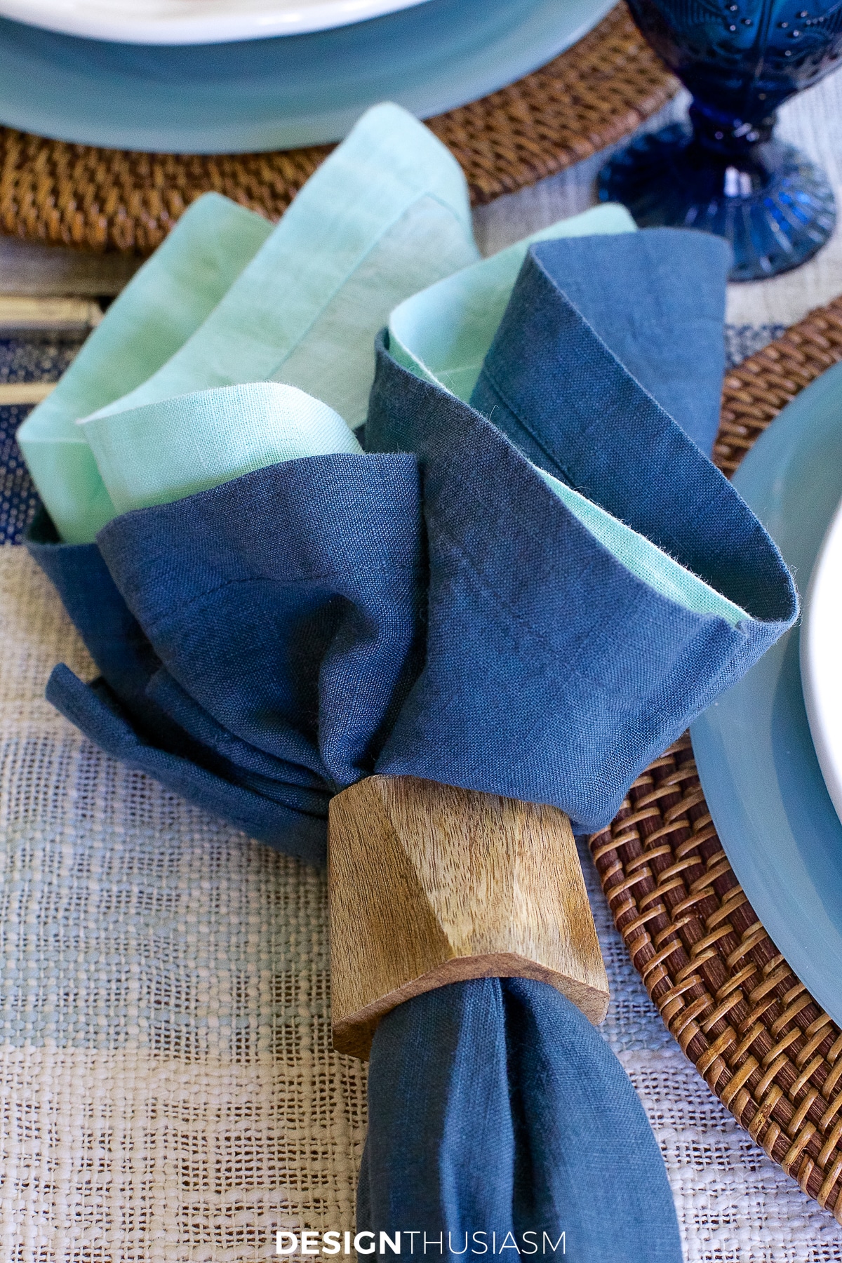 summer clambake table with blue napkins
