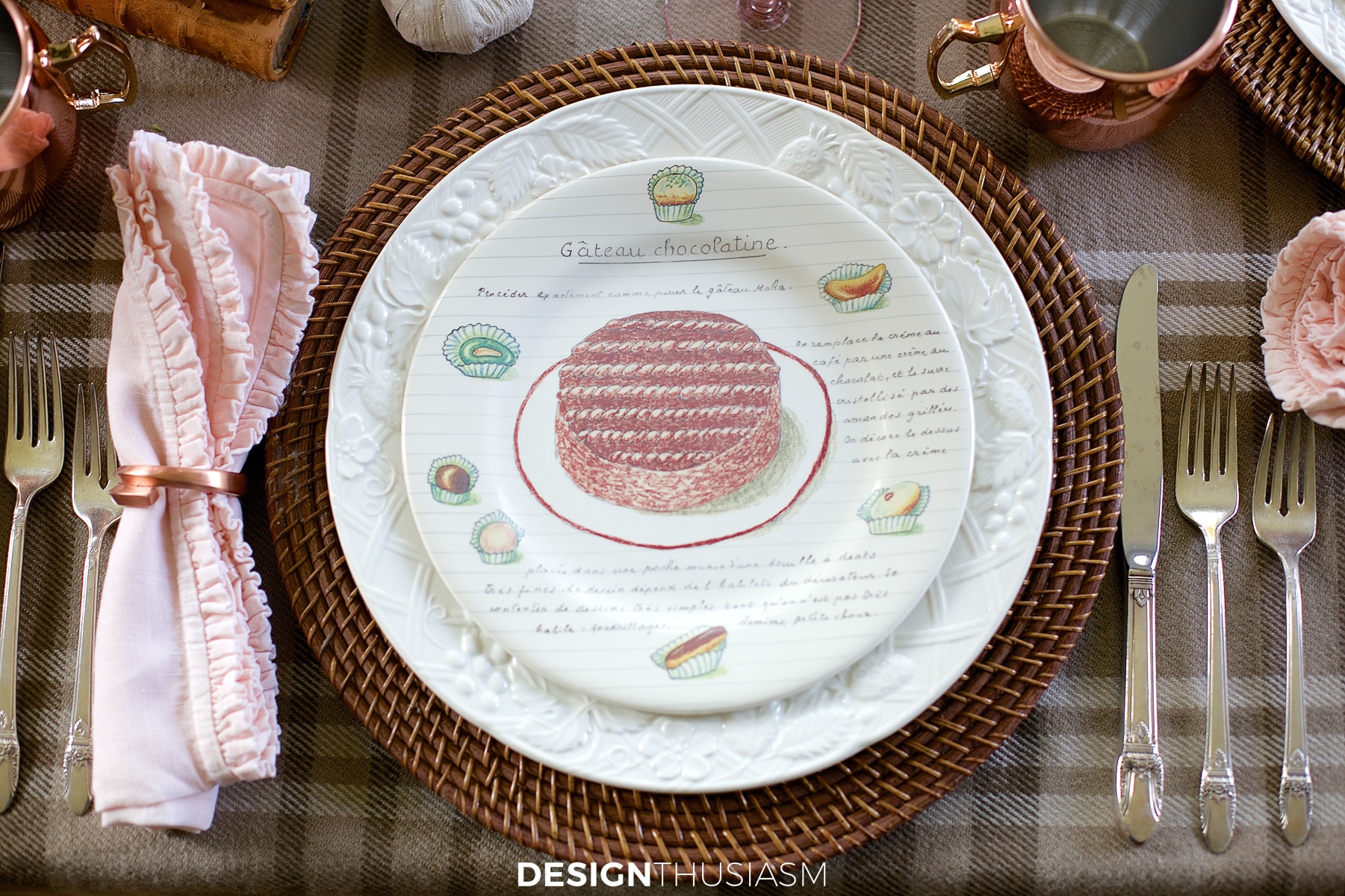 desserts gourmands plates on neutral fall tablescape