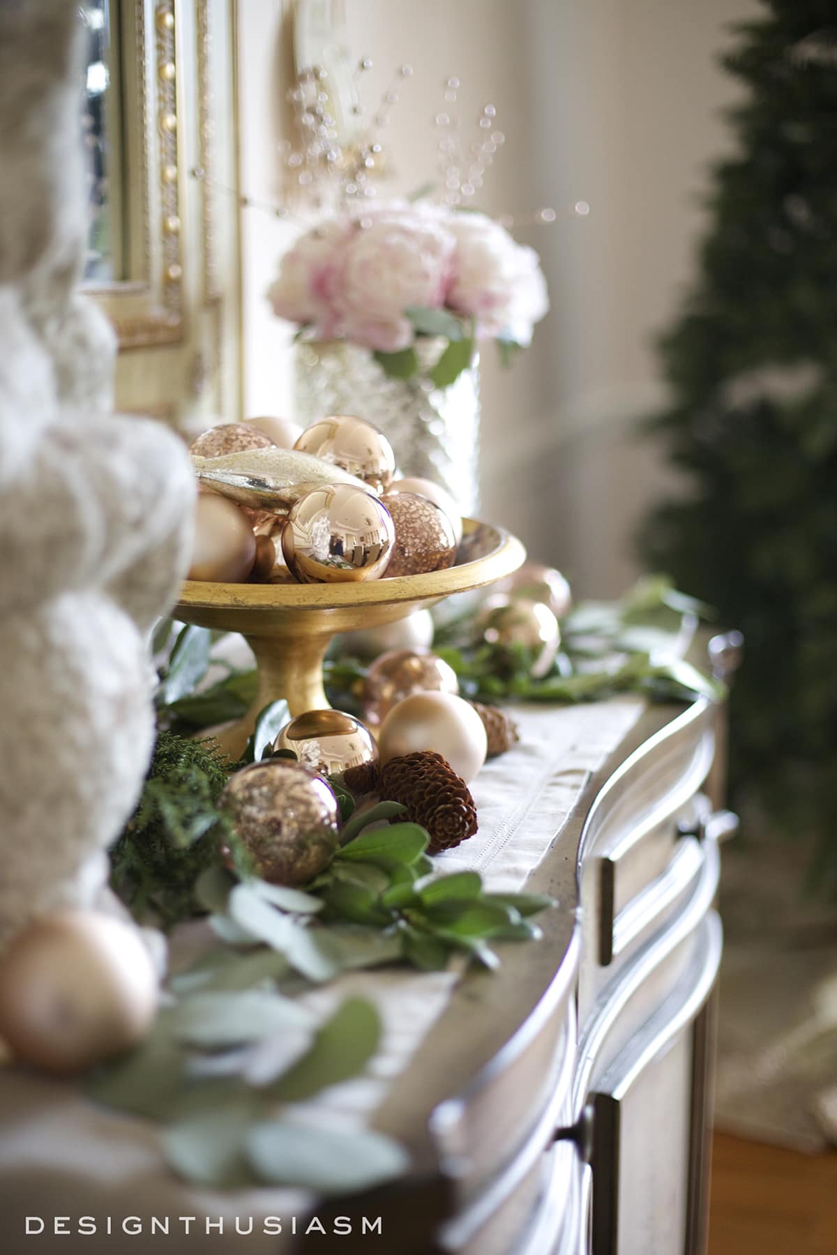 rose-gold-christmas-decor-on-the-sideboard-designthuisasm.com