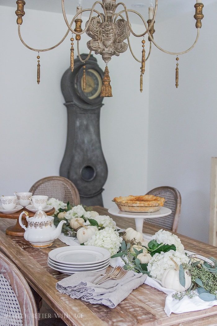 mora-clock-thanksgiving-table-pie-dessert-106