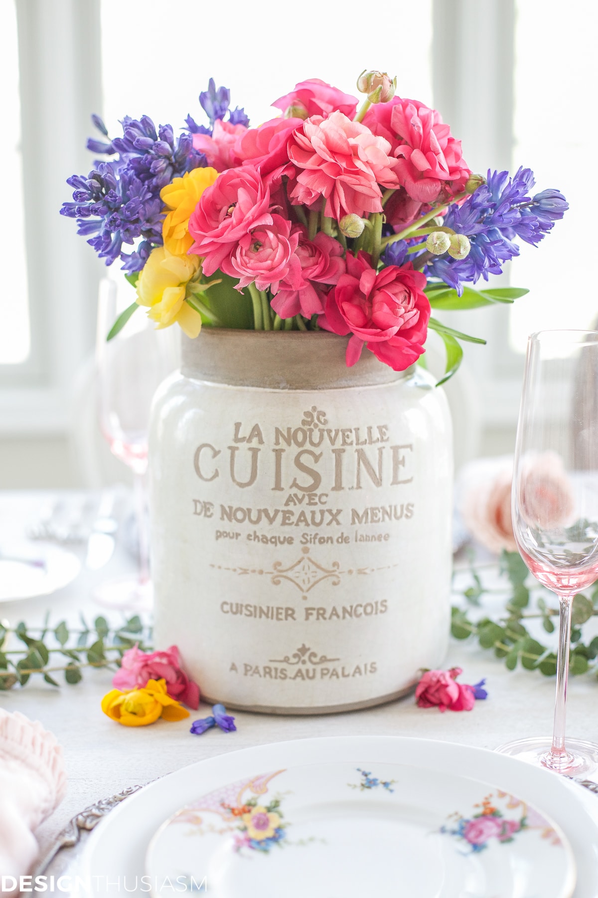 Spring Flower Arrangements Add Color to a Seasonal Tablescape | terilynadamsblog.com