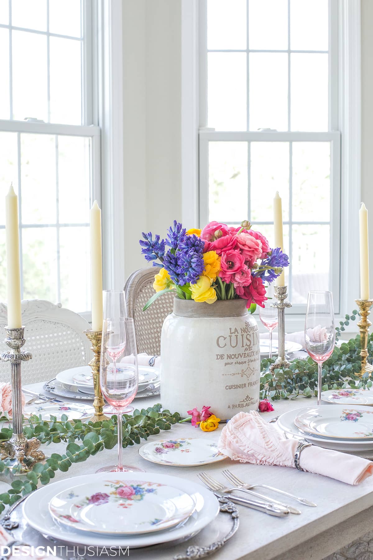 Spring Flower Arrangements Add Color to a Seasonal Tablescape | terilynadamsblog.com