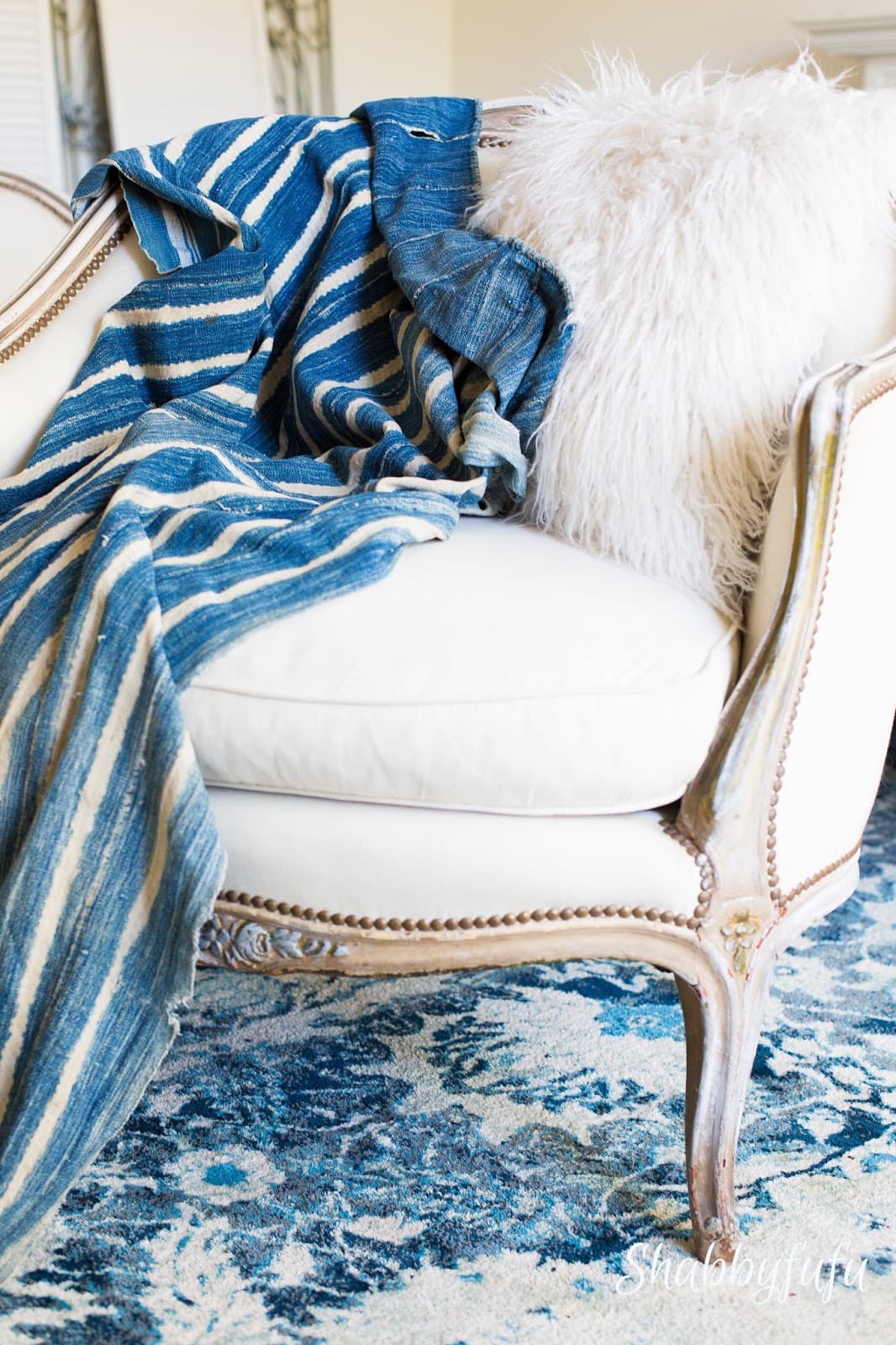 summer-home-tour-blush-navy-living-room-16