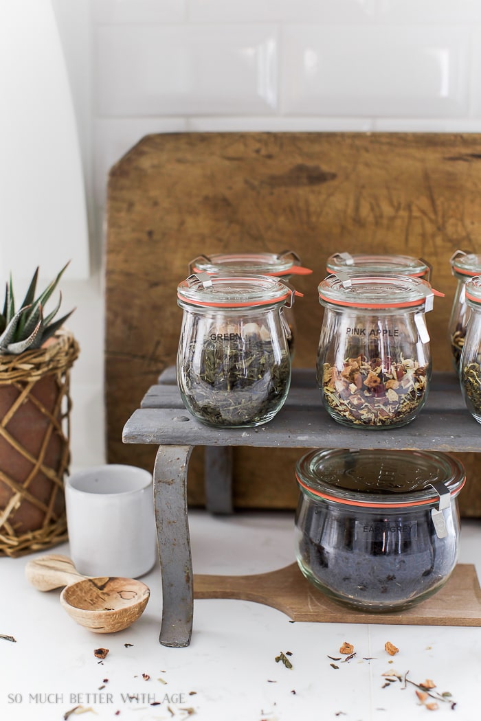 organizing-loose-tea-in-weck-canning-glass-jars