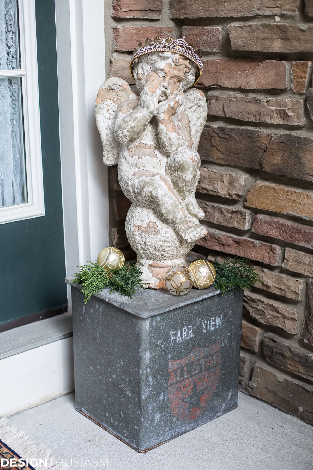 Easy Outdoor Christmas Decorating Ideas for a Tiny Front Porch - terilynadamsblog.com