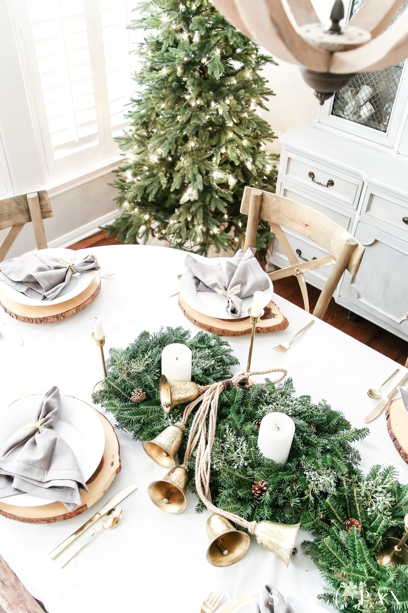 green and gold Christmas dining room decorating ideas