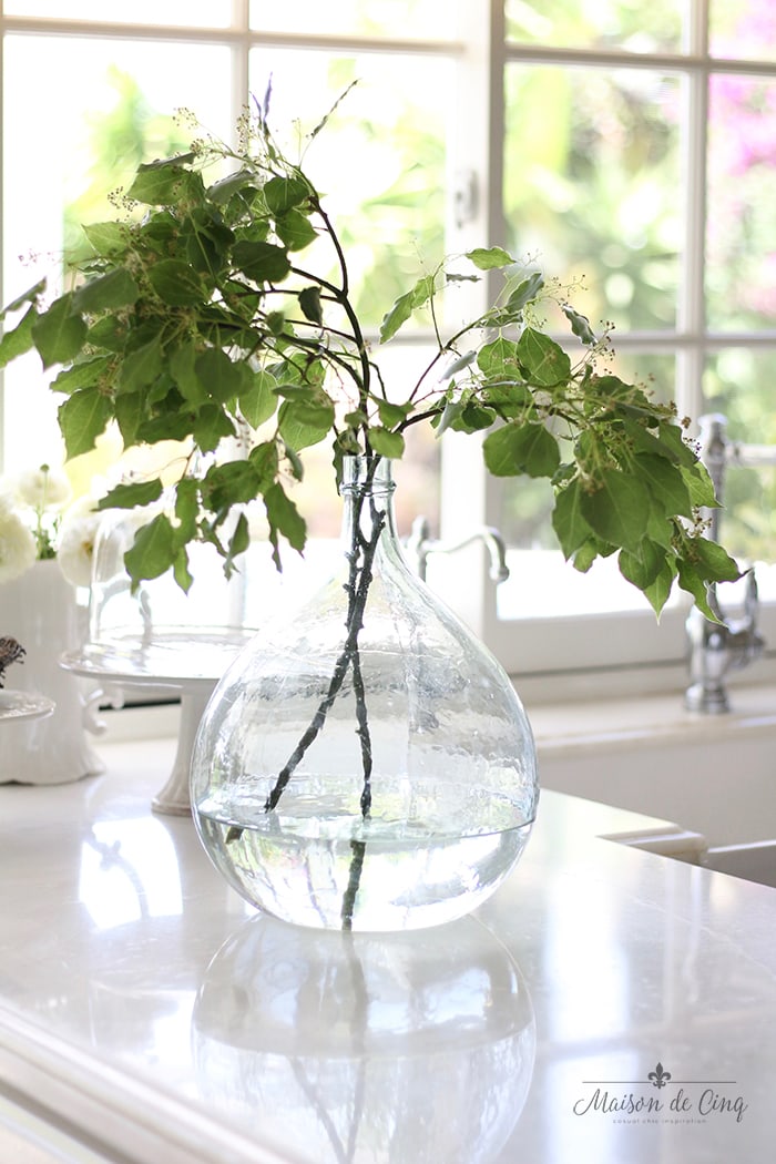 vase_in_kitchen