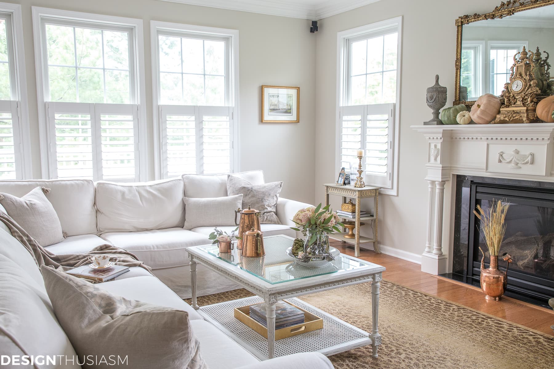 Are you looking for super simple ways to decorate for fall? These 5 quick fall decor ideas will bring autumn warmth to your living room. ----- #designthusiasm #falldecor #falldecorating #falldecorideas #falldecorideasforthehome #DIYfalldecorideas #rusticfalldecor #DIYfalldecor #falldecorations #falldecoratingideas #frenchcountryfalldecor #softautumncolors #autumncolor #fallcolors #farmhousefalldecor #elegantfalldecor #neutralfalldecor Fall Decor Ideas: 5 Quick Steps to Bring Fall Into Your Living Room