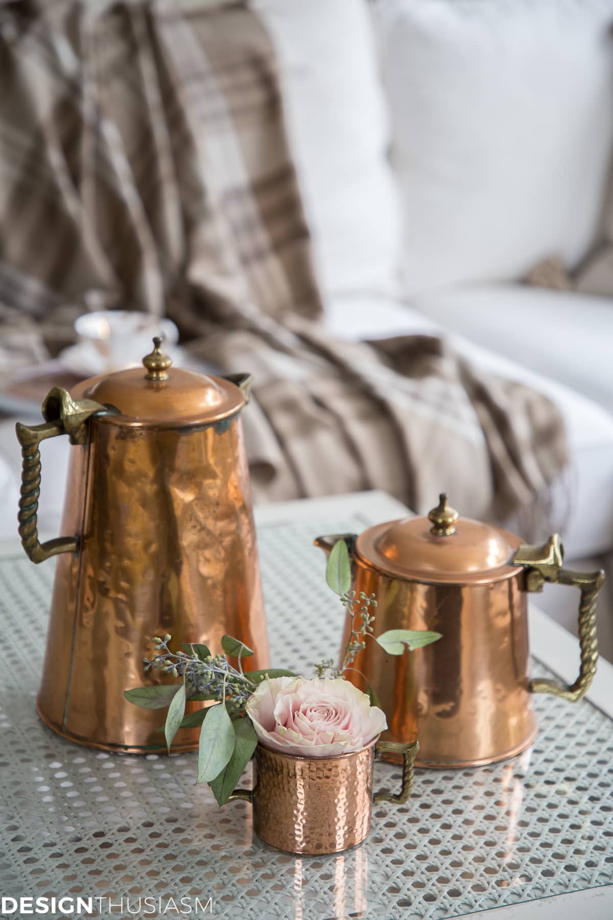 Are you looking for super simple ways to decorate for fall? These 5 quick fall decor ideas will bring autumn warmth to your living room. ----- #designthusiasm #falldecor #falldecorating #falldecorideas #falldecorideasforthehome #DIYfalldecorideas #rusticfalldecor #DIYfalldecor #falldecorations #falldecoratingideas #frenchcountryfalldecor #softautumncolors #autumncolor #fallcolors #farmhousefalldecor #elegantfalldecor #neutralfalldecor Fall Decor Ideas: 5 Quick Steps to Bring Fall Into Your Living Room