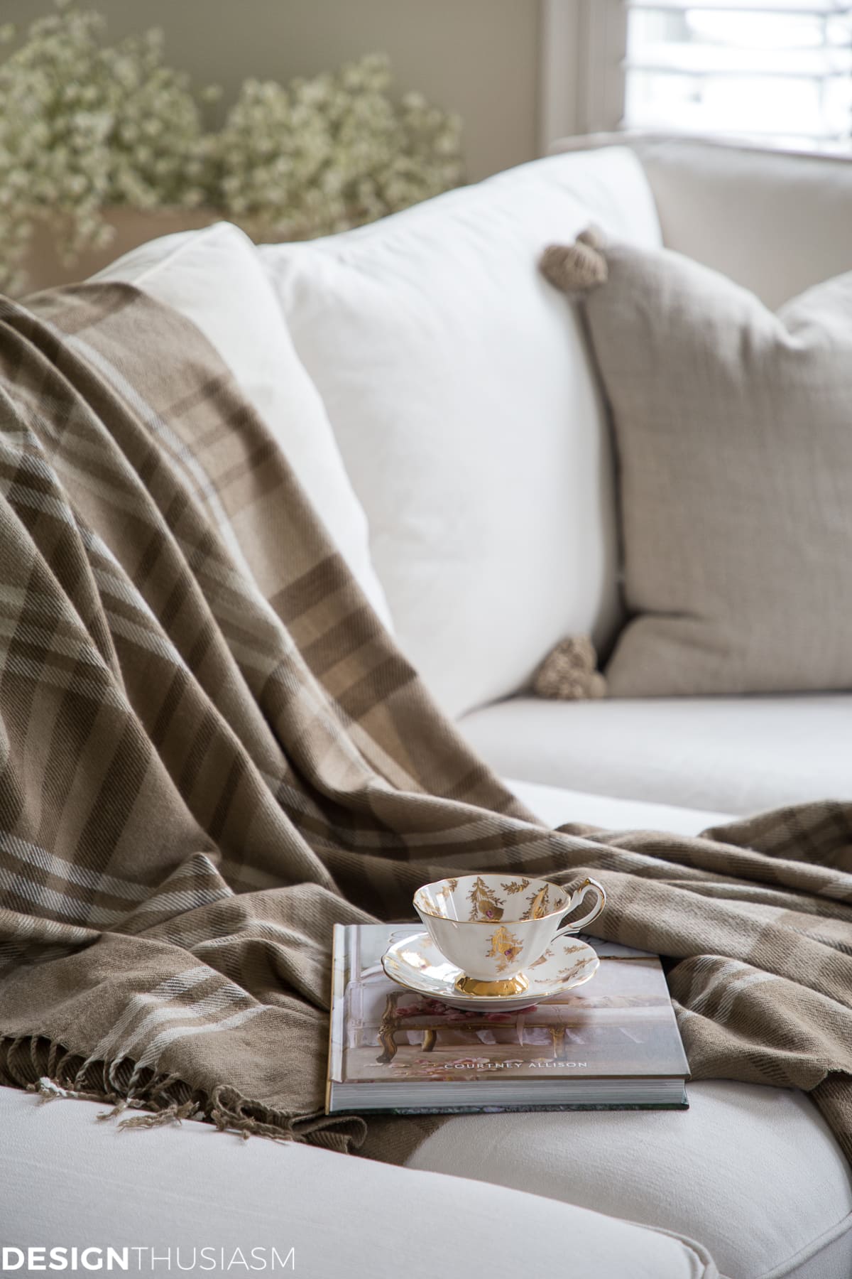 Are you looking for super simple ways to decorate for fall? These 5 quick fall decor ideas will bring autumn warmth to your living room. ----- #designthusiasm #falldecor #falldecorating #falldecorideas #falldecorideasforthehome #DIYfalldecorideas #rusticfalldecor #DIYfalldecor #falldecorations #falldecoratingideas #frenchcountryfalldecor #softautumncolors #autumncolor #fallcolors #farmhousefalldecor #elegantfalldecor #neutralfalldecor Fall Decor Ideas: 5 Quick Steps to Bring Fall Into Your Living Room