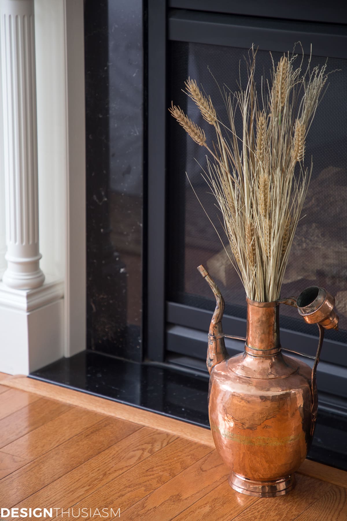 Are you looking for super simple ways to decorate for fall? These 5 quick fall decor ideas will bring autumn warmth to your living room. ----- #designthusiasm #falldecor #falldecorating #falldecorideas #falldecorideasforthehome #DIYfalldecorideas #rusticfalldecor #DIYfalldecor #falldecorations #falldecoratingideas #frenchcountryfalldecor #softautumncolors #autumncolor #fallcolors #farmhousefalldecor #elegantfalldecor #neutralfalldecor Fall Decor Ideas: 5 Quick Steps to Bring Fall Into Your Living Room