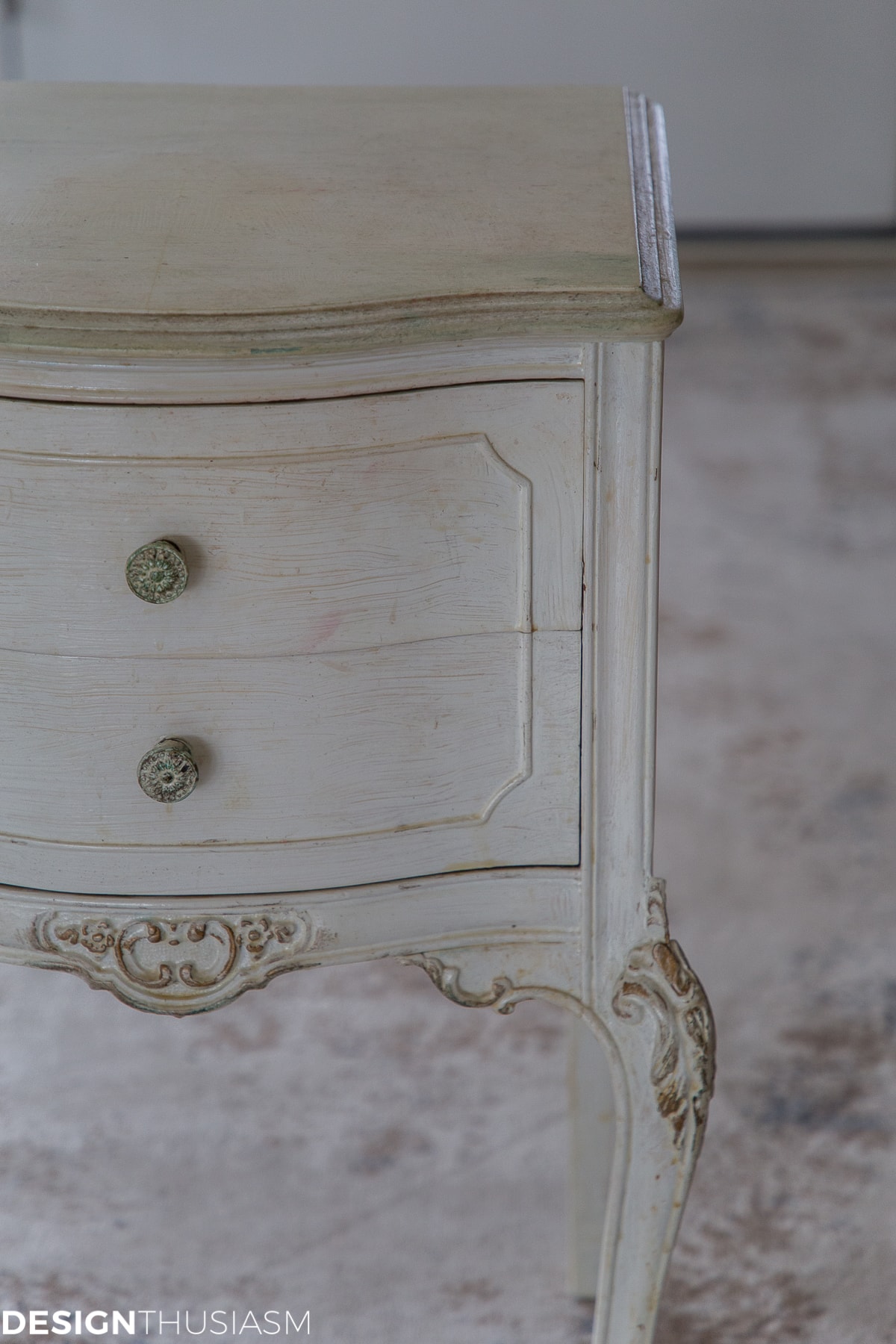 DIY Chalk Painted Table Makeover - Easy Step by Step Tutorial