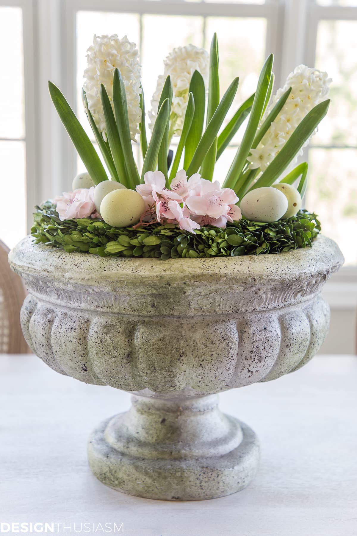 easy Easter centerpieces with hyacinths and eggs