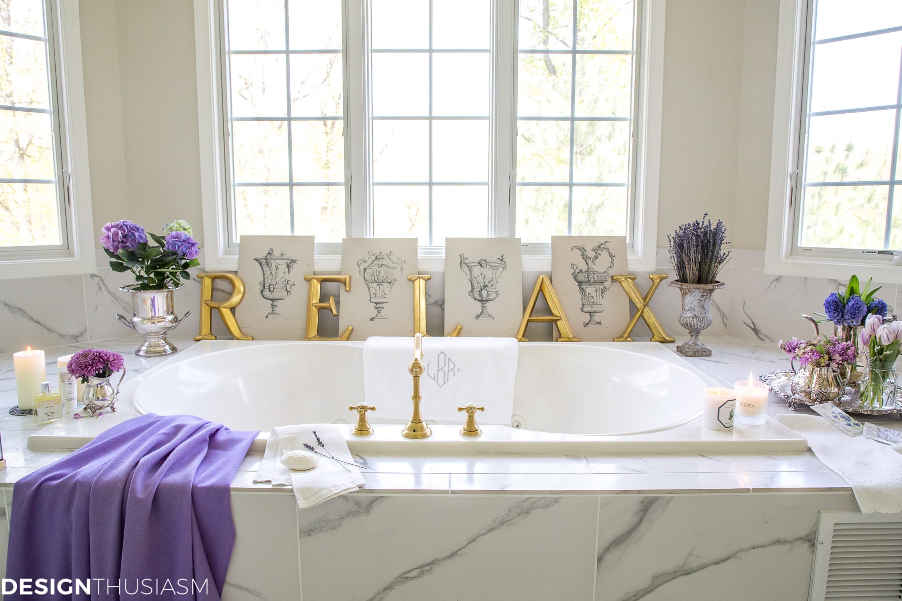 summer refresh bathroom decor on the tub surround
