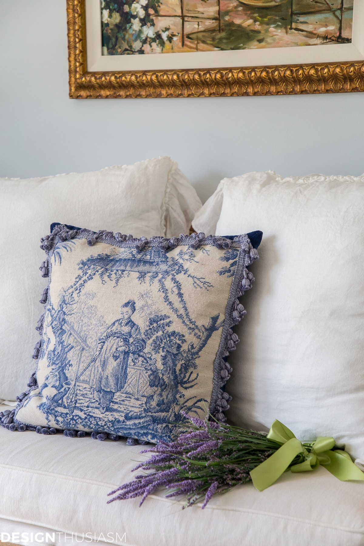 guest room settee with chinoiserie pillow