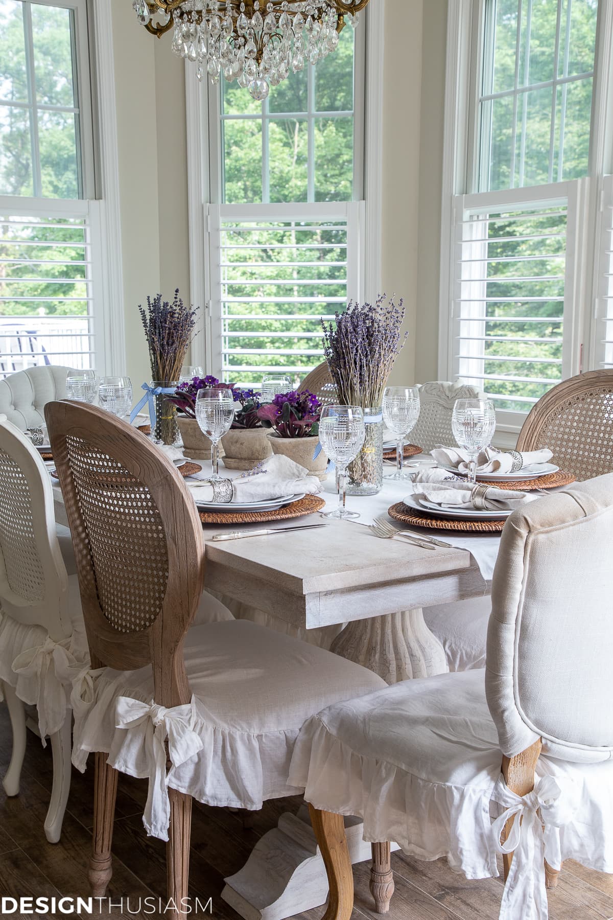 summer tabelscape with white linen chair covers
