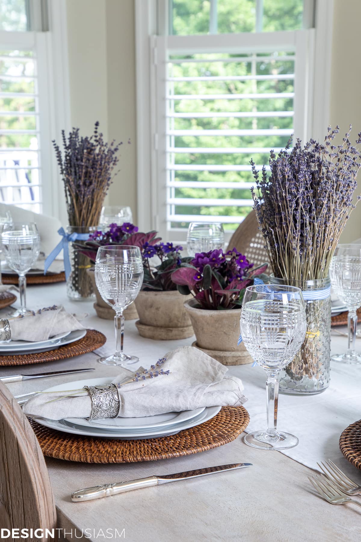 summer tablescape with linen napkins and runner