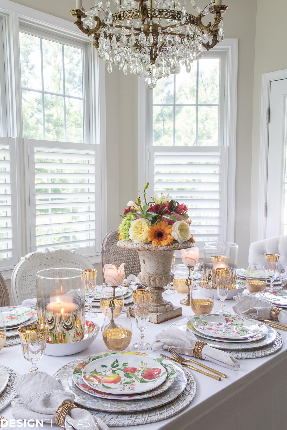 informal table setting ideas in a summer tablescape