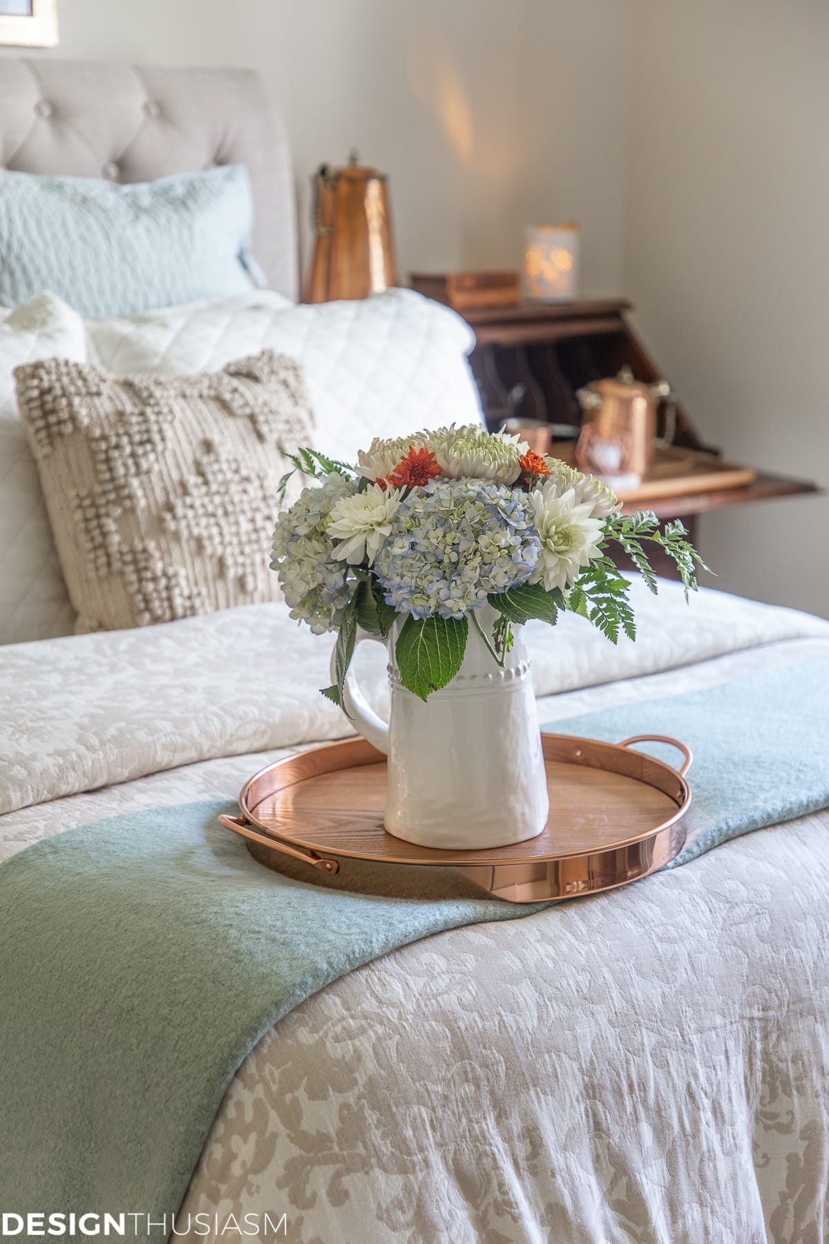 fall guest bedroom ideas with flowers
