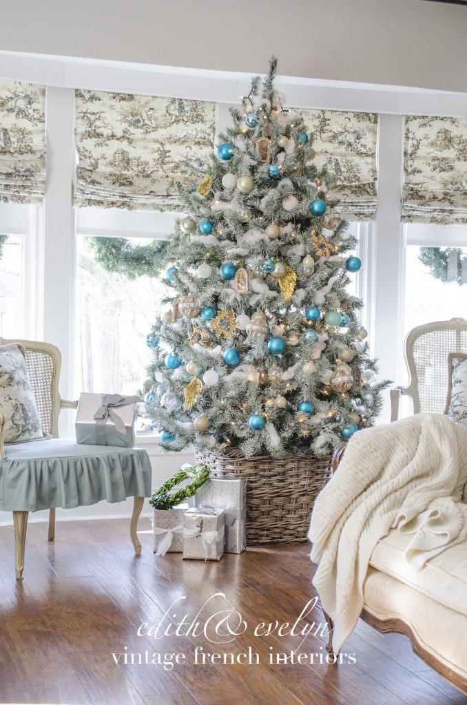 ATouchofChristmasintheMasterBedroom