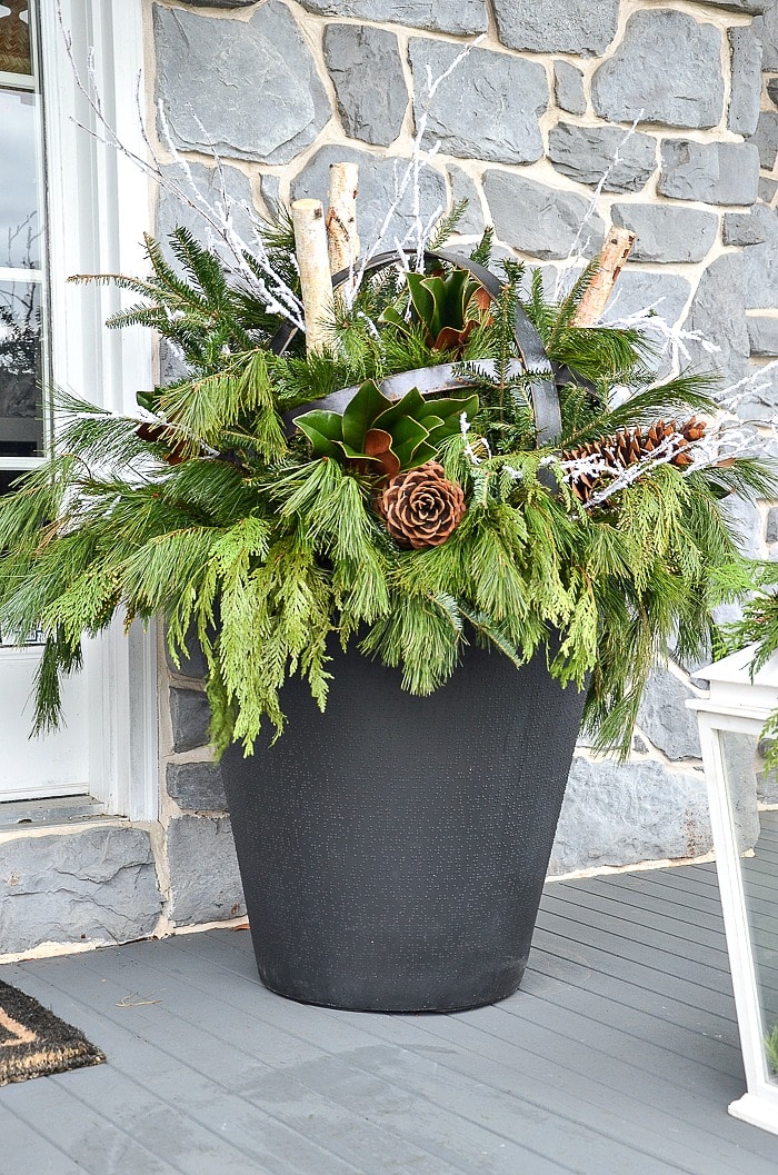 HOW TO DECORATE A CHRISTMAS PLANTER