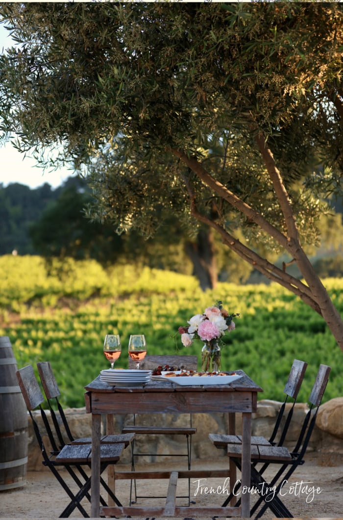 Bistro-table-in-vineyard