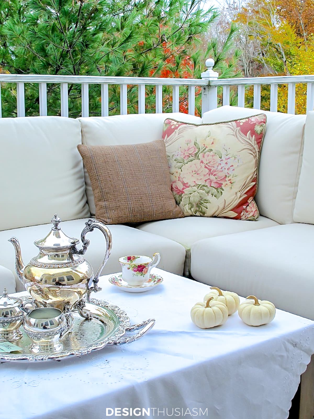 outdoor fall decorations on a townhouse patio