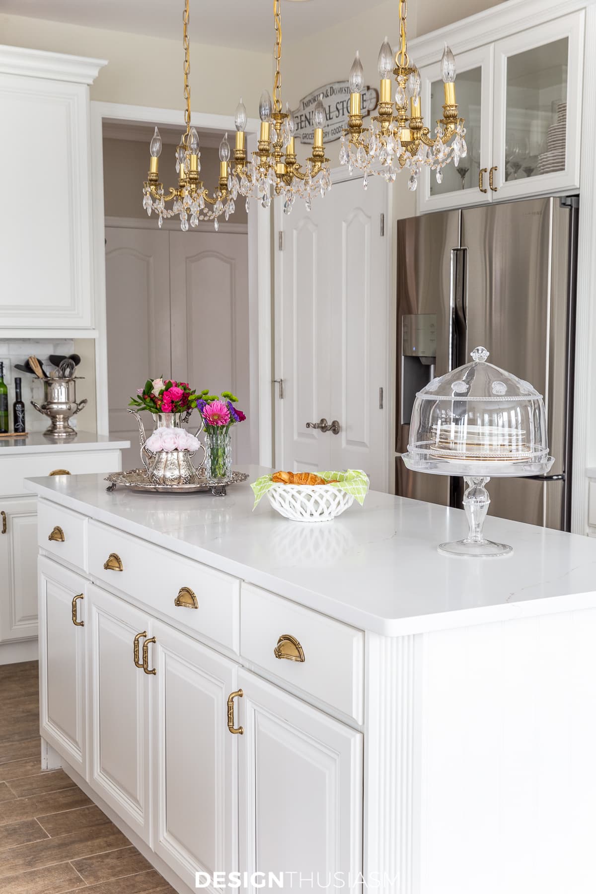 white quartz countertops on the kitchen island