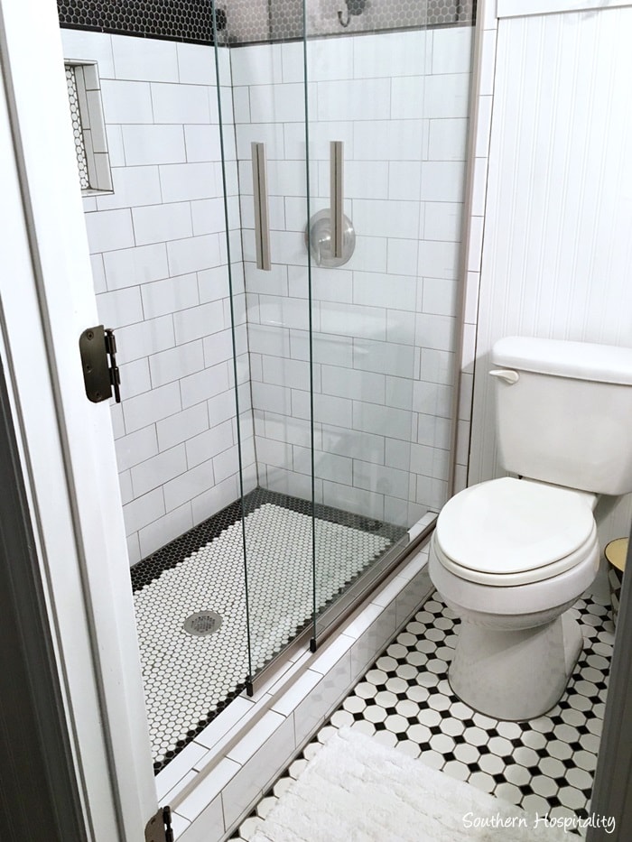 black-and-white-bathroom