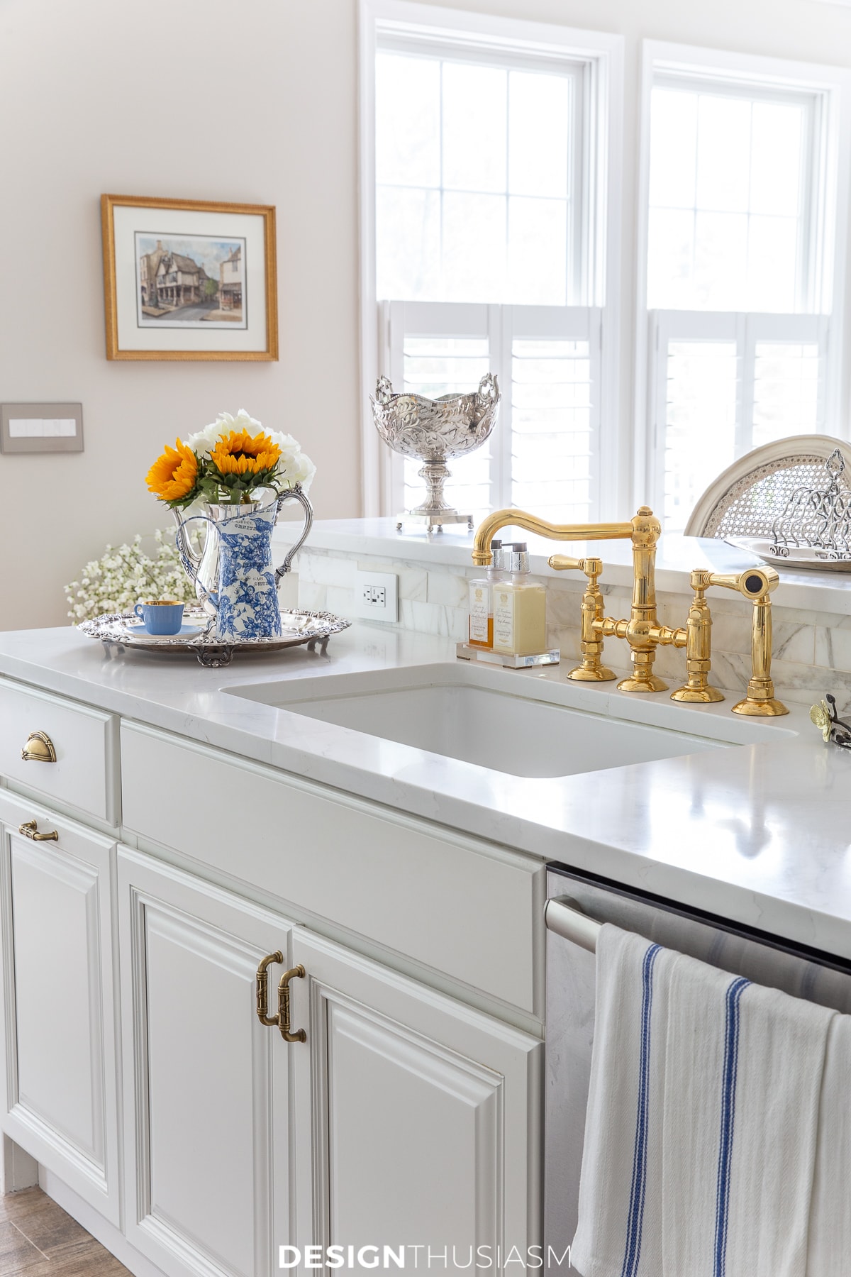 summer kitchen decor by the sink and faucet