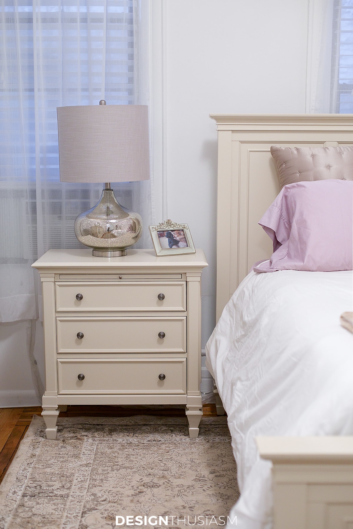 tiny bedroom ideas nightstand