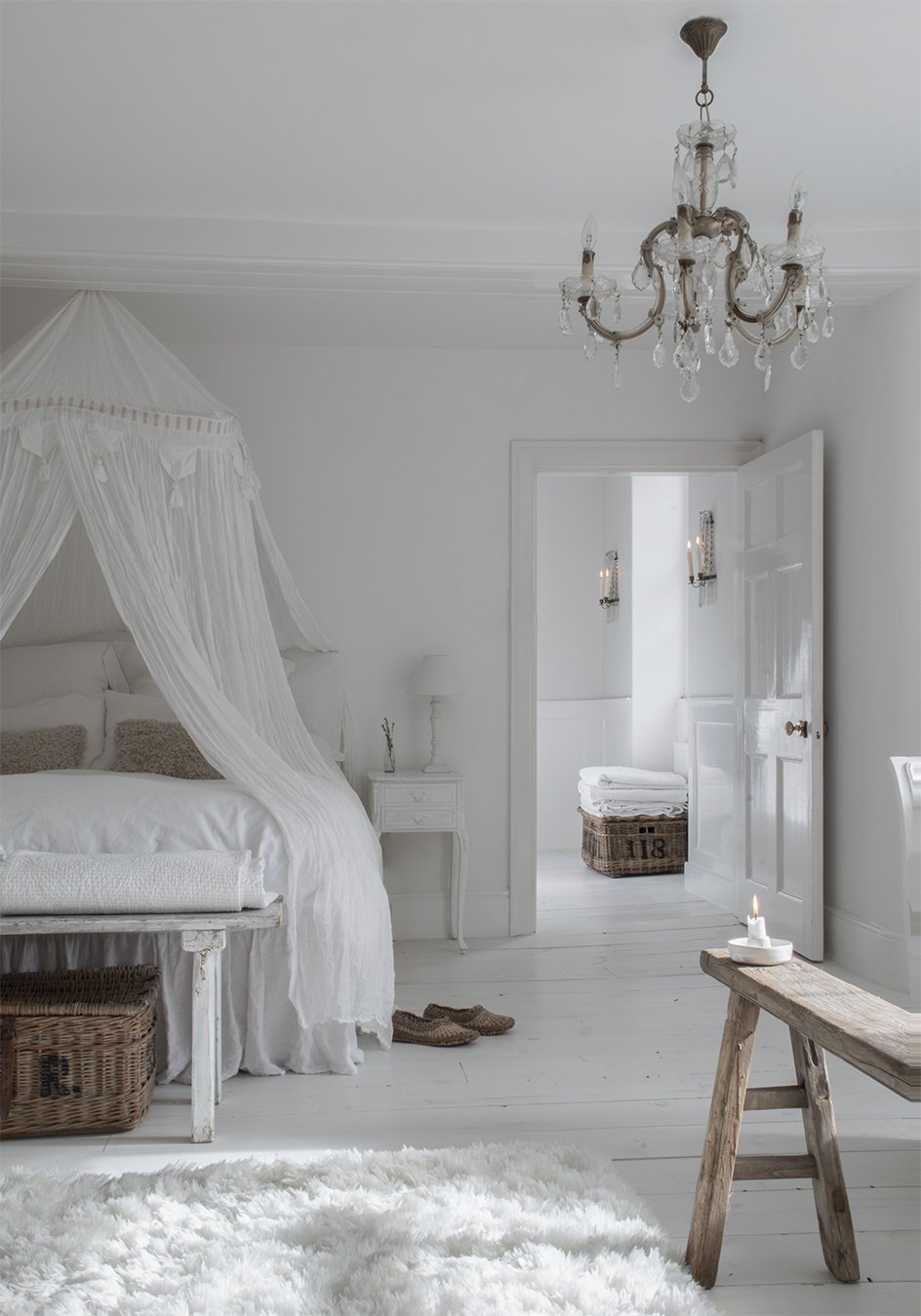 White-And-Faded-bedroom