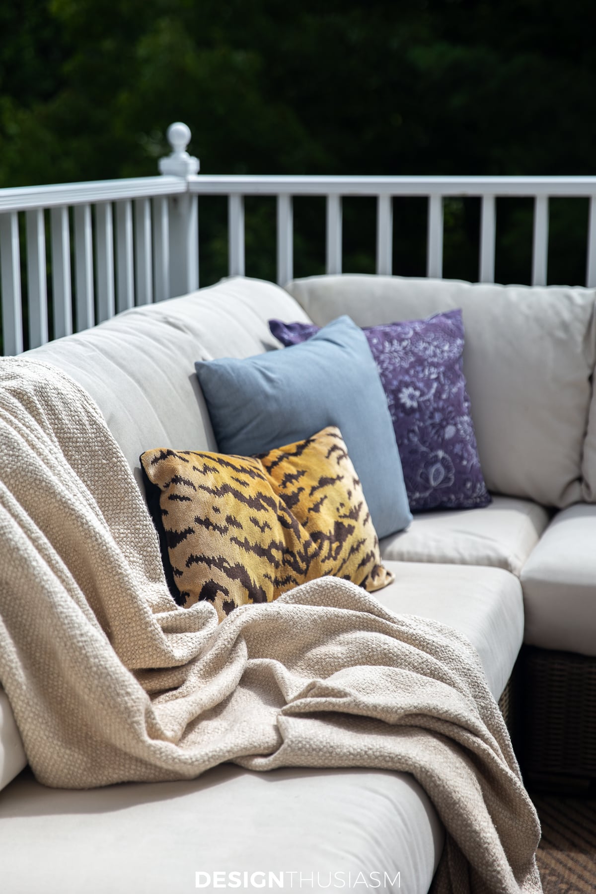 patio throw pillows and blanket