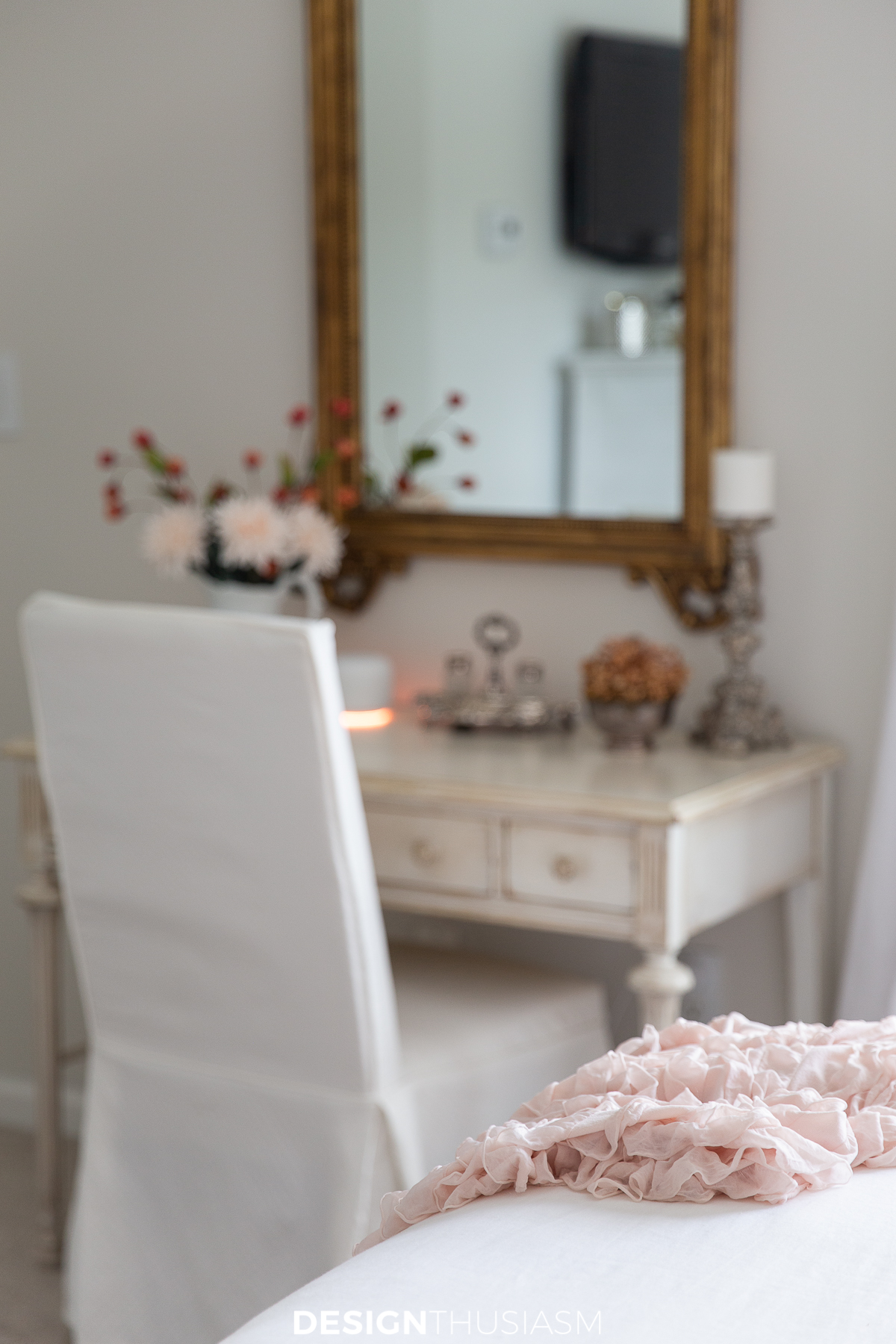 Fall bedroom decor desk