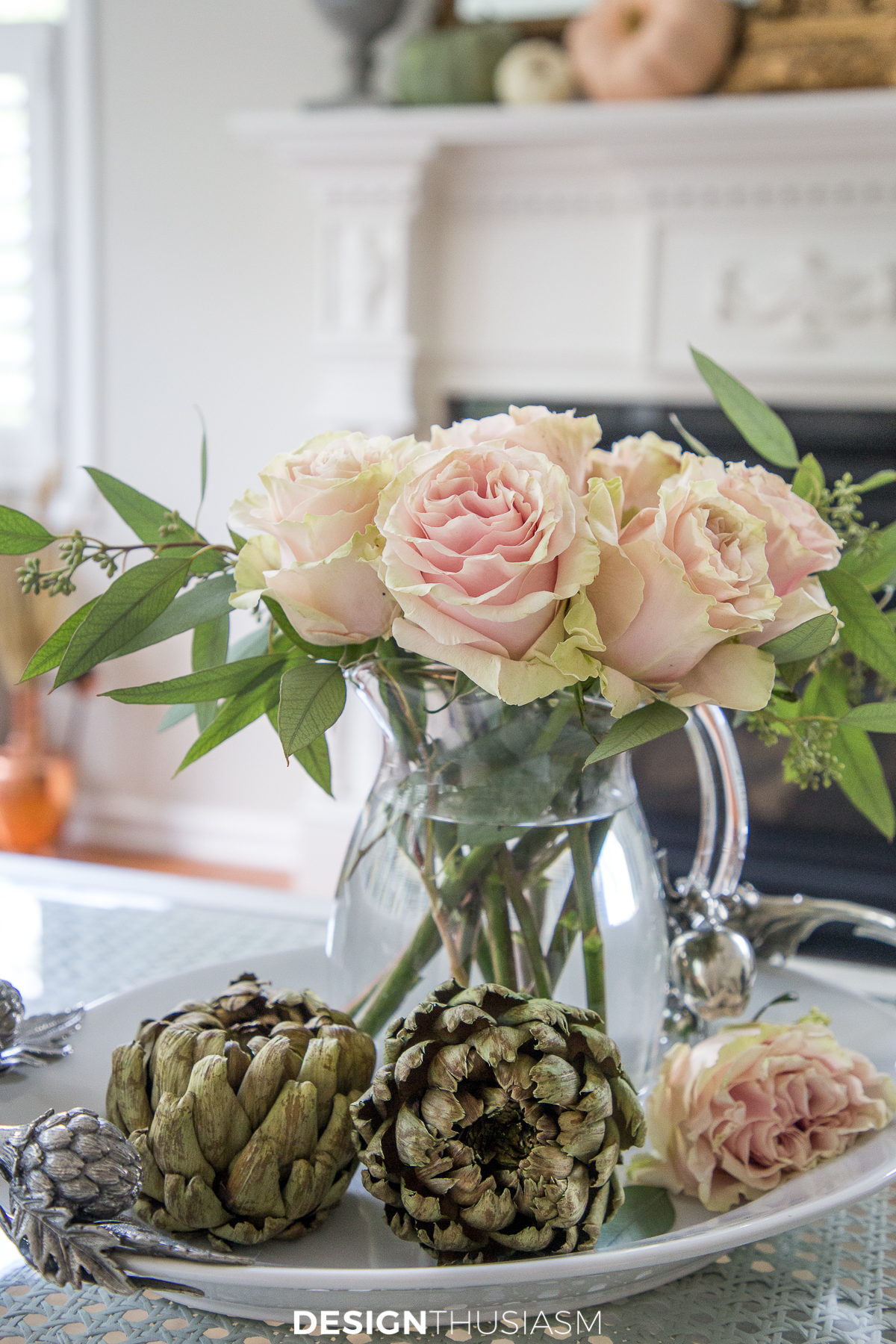 Are you looking for super simple ways to decorate for fall? These 5 quick fall decor ideas will bring autumn warmth to your living room. ----- #designthusiasm #falldecor #falldecorating #falldecorideas #falldecorideasforthehome #DIYfalldecorideas #rusticfalldecor #DIYfalldecor #falldecorations #falldecoratingideas #frenchcountryfalldecor #softautumncolors #autumncolor #fallcolors #farmhousefalldecor #elegantfalldecor #neutralfalldecor fall family room from designthusiasm