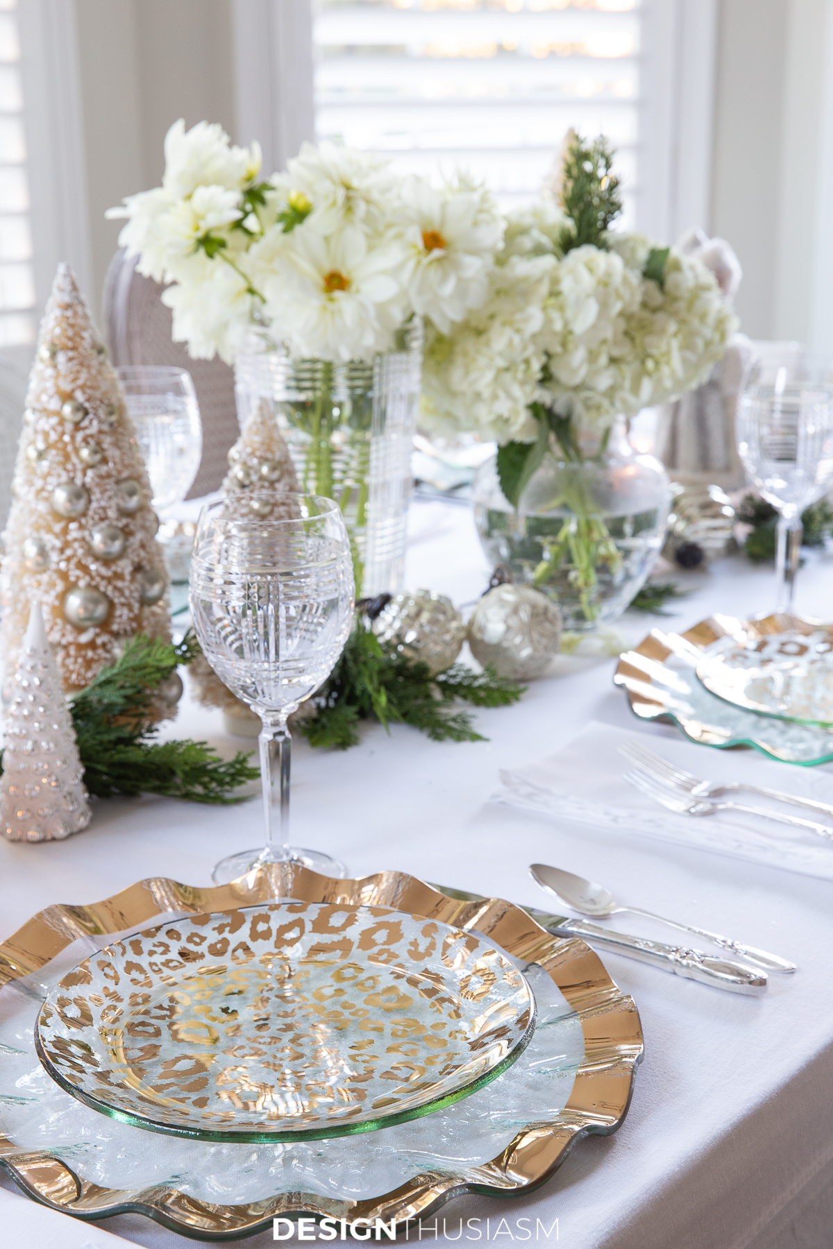 christmas table gold plates