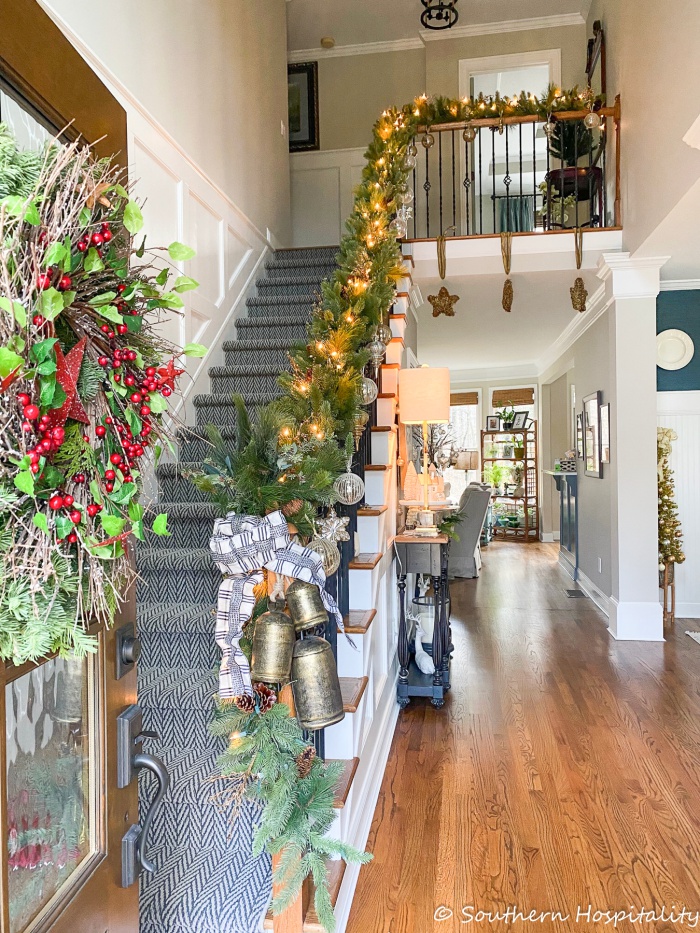 Christmas-Cheer Foyer & Family RoomSH