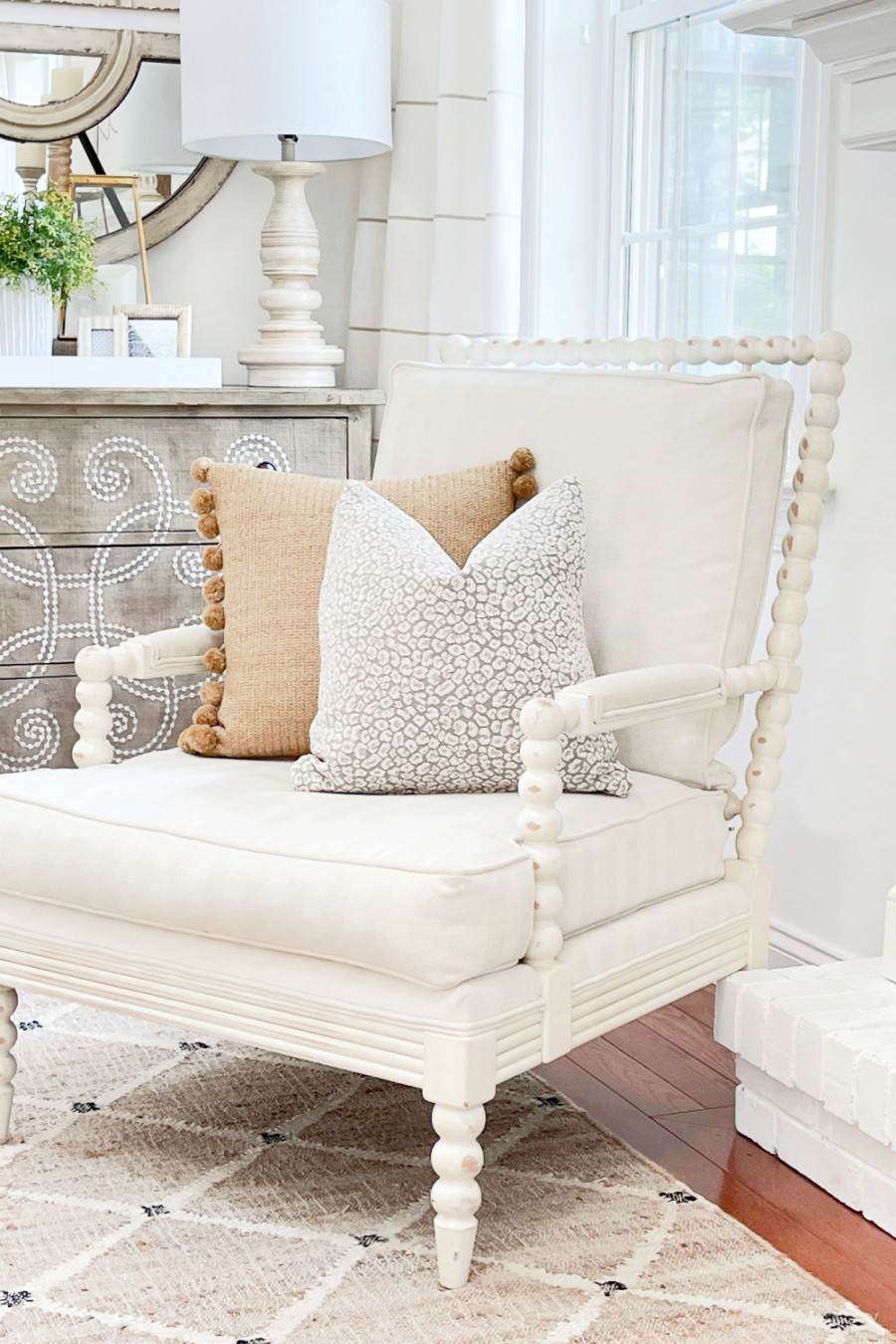 SPINDLE-CHAIR-WITH-PILLOWS