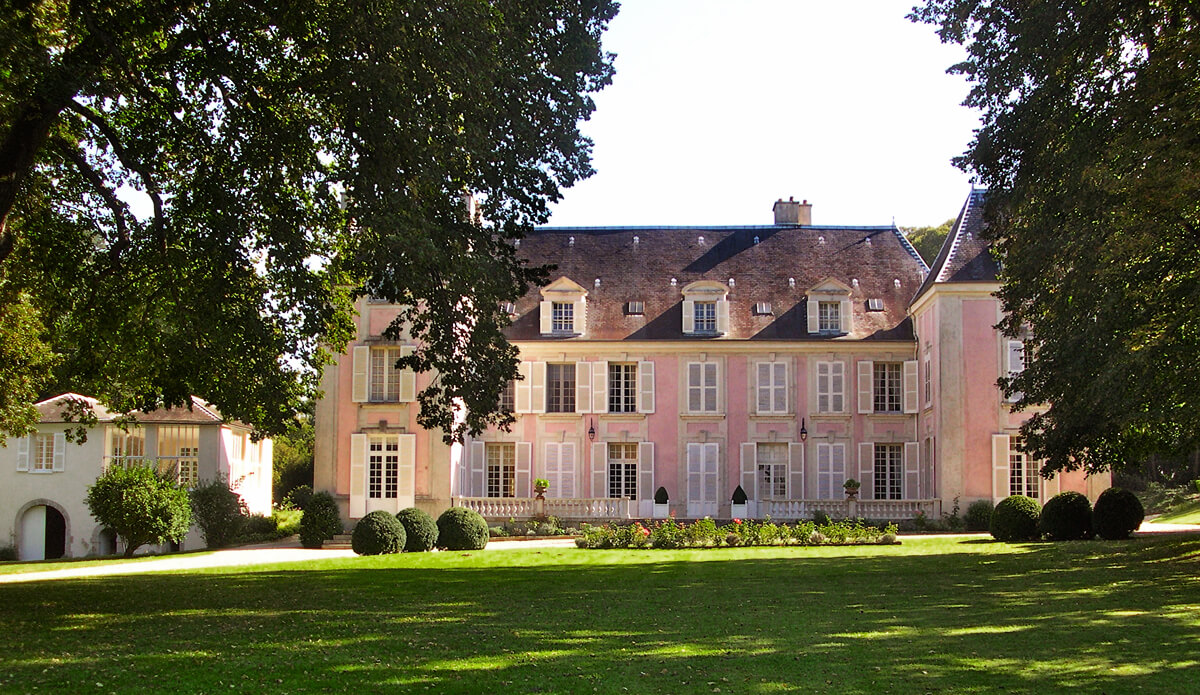 pink-castle-french-elegance-france-phoebus-interiors-fairytale