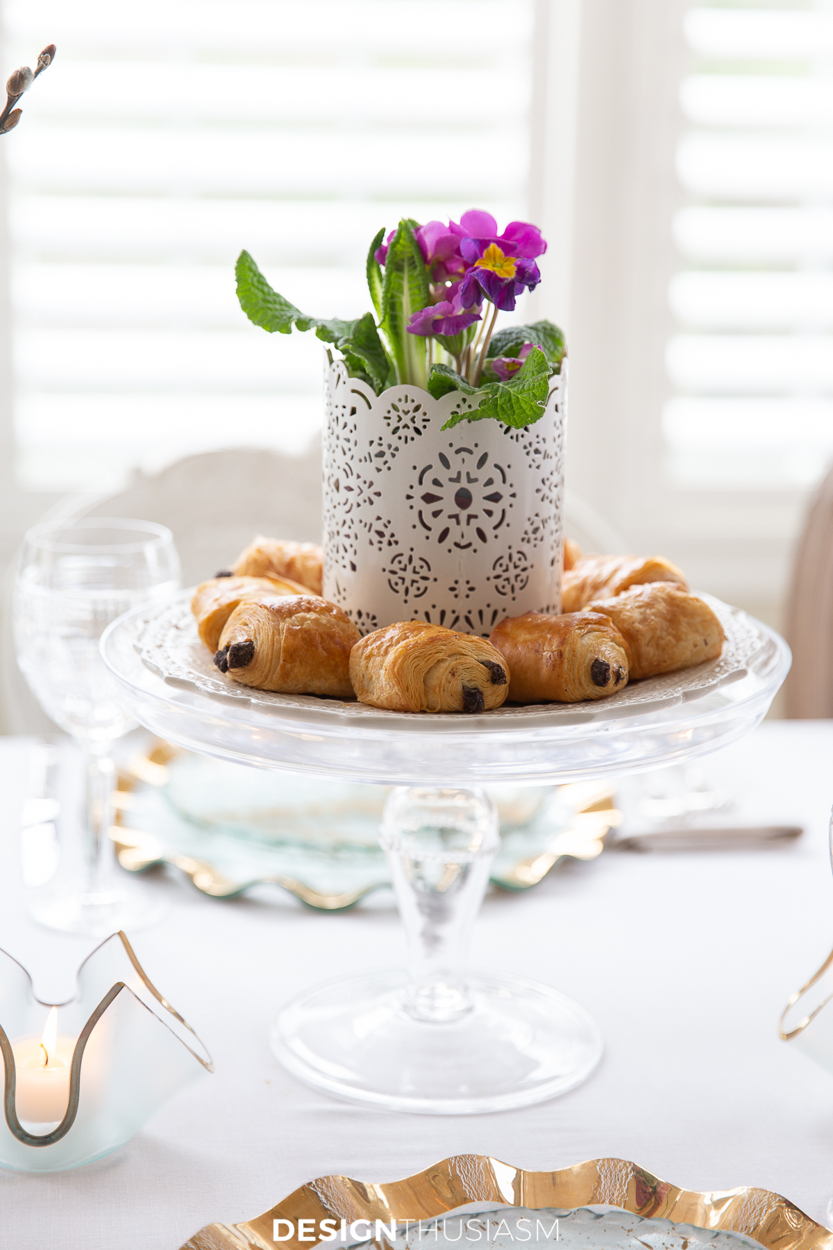 spring table setting centerpiece