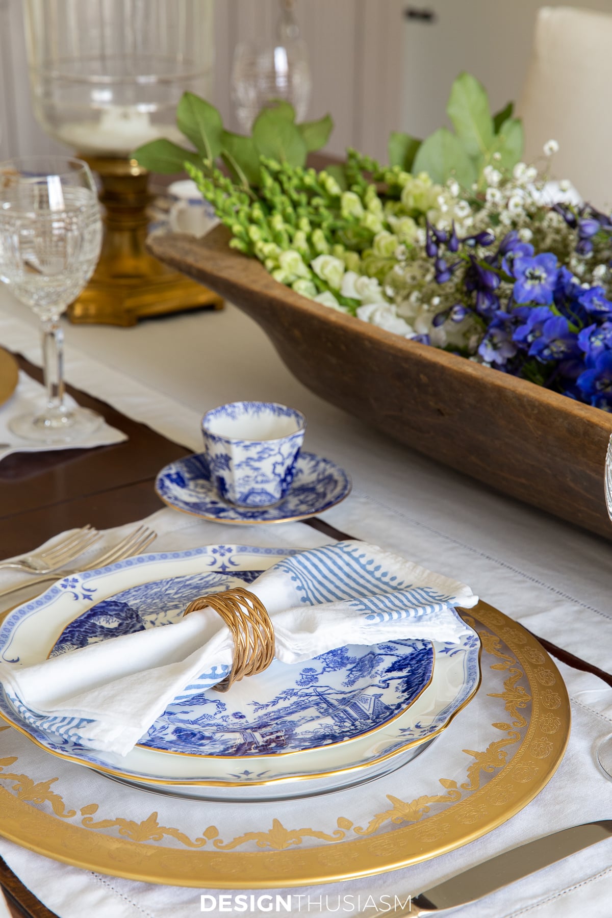 summer tablescape with chinoiserie plates