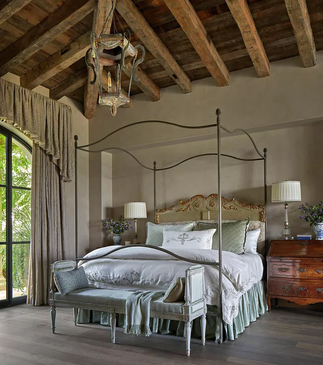 bedroom-high-ceiling-wood-posts