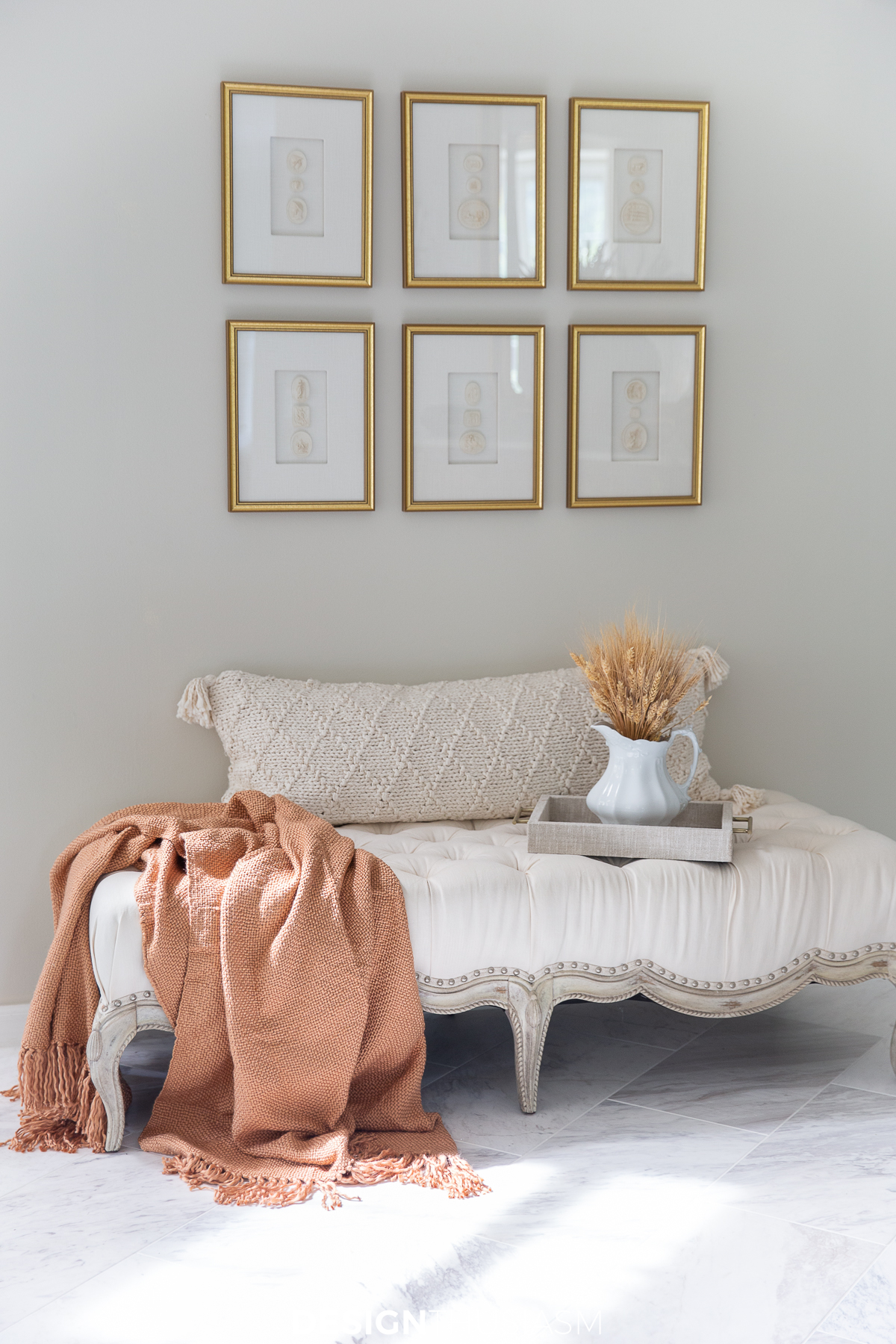 Entry foyer with a fall throw