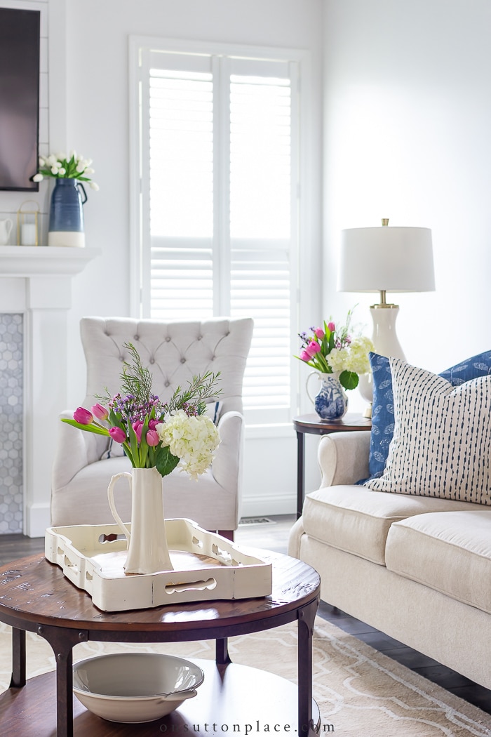 living room with sherwin williams snowbound walls