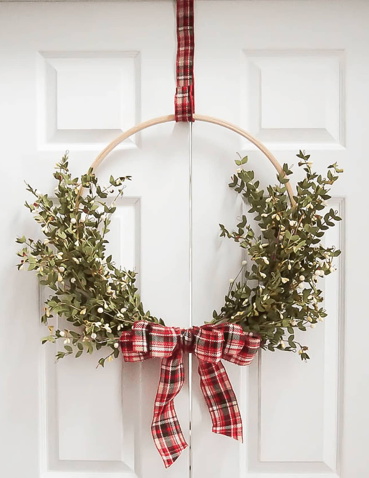 DIY Christmas hoop wreath with bow