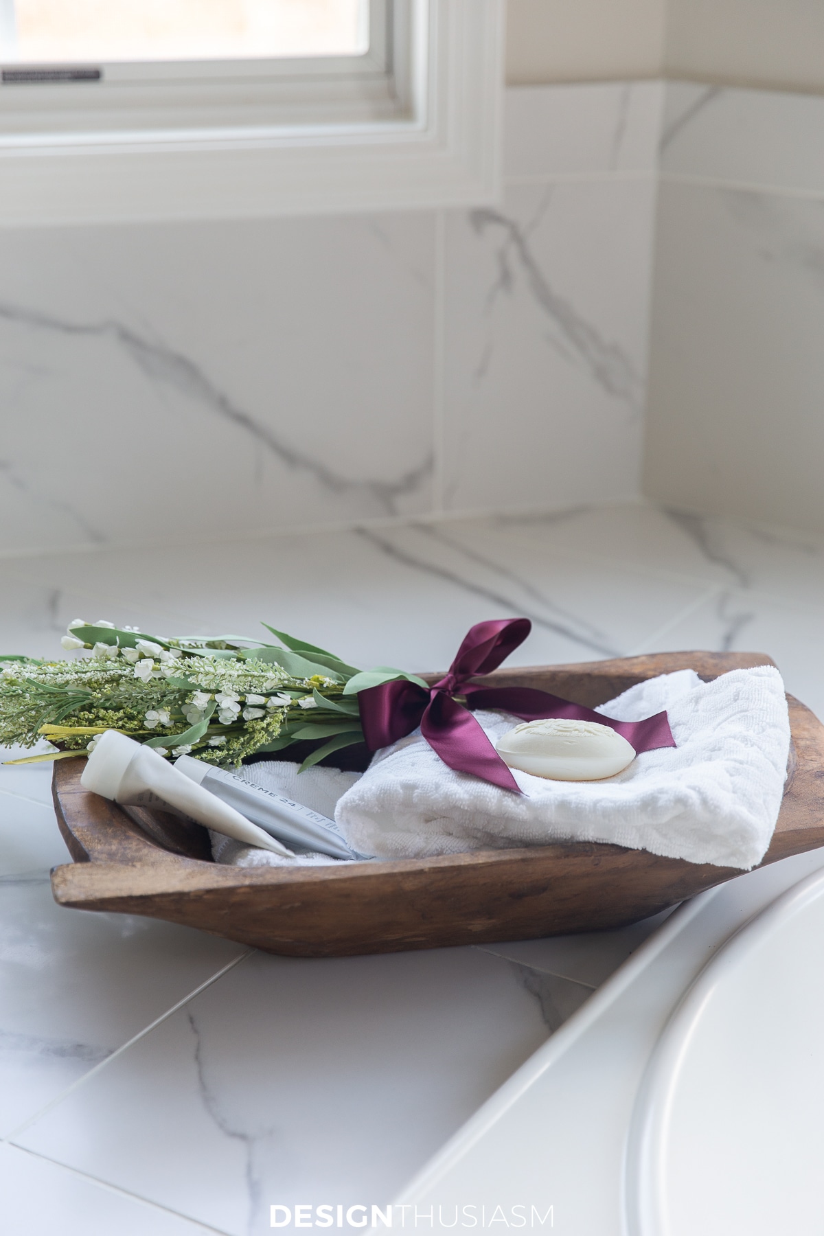 christmas decorations for the bathroom with a festive bow on dried flowers
