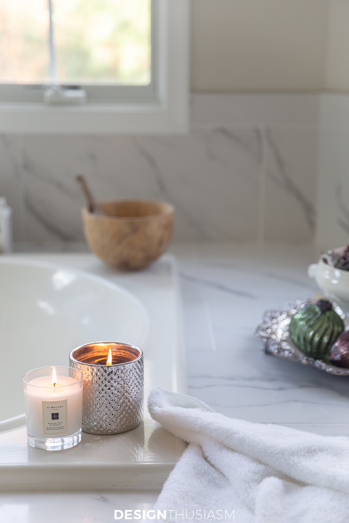 christmas decorations for the bathroom with candles on the tub